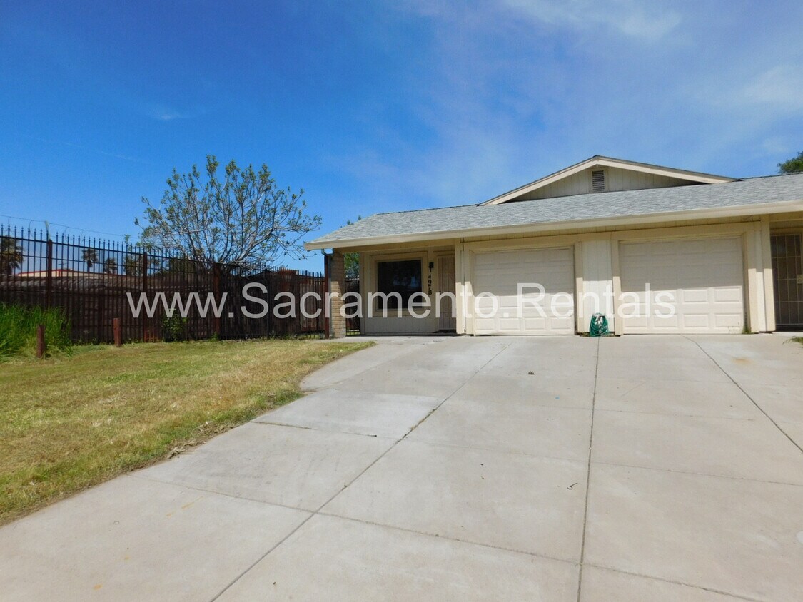 Foto principal - Spacious 2bd/1ba Duplex with Garage near A...