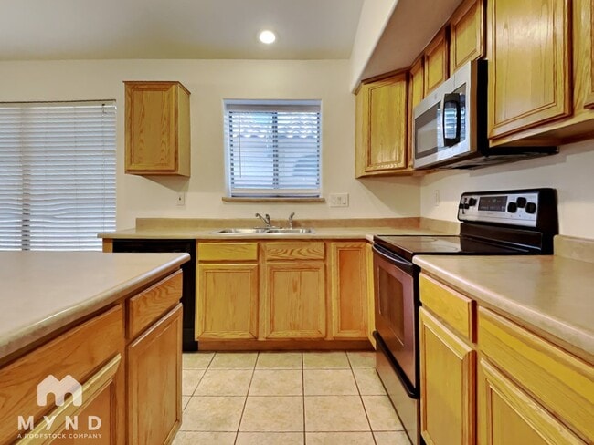 Building Photo - 542 N 169th Ave
