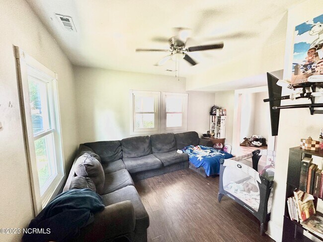 Foto del edificio - 525 Blades Ave