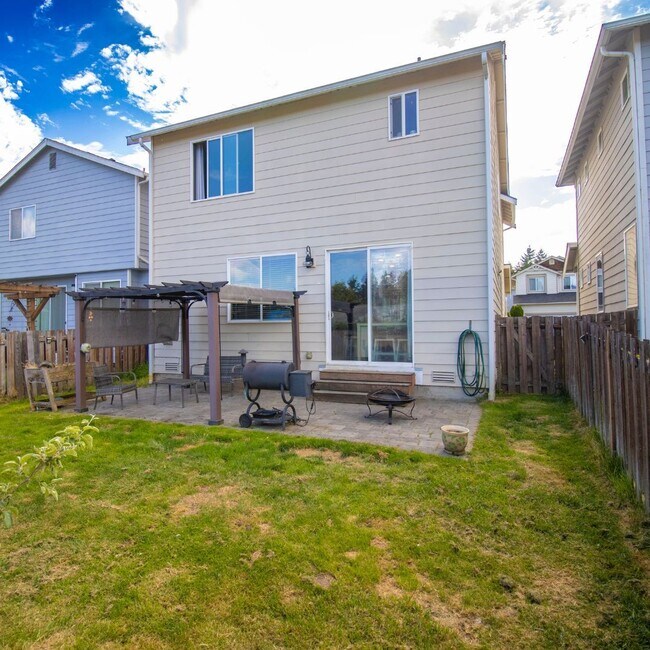 Foto del edificio - Beautiful 4 Bedroom + 2 Car Garage!