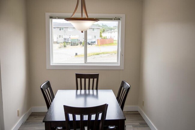 Building Photo - 3 bedroom in Kitimat BC V8C 1W4