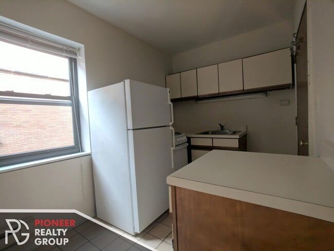 Building Photo - 811 W Cornelia Ave