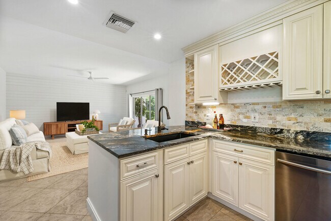 Building Photo - 2703 Fairway Dr N