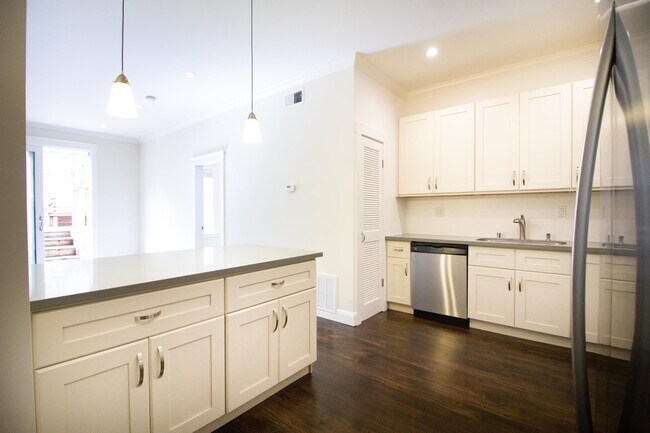 Building Photo - 957 Hayes