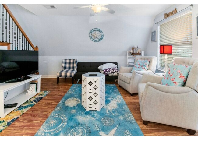 Family room - 222 Sandpebble Pl