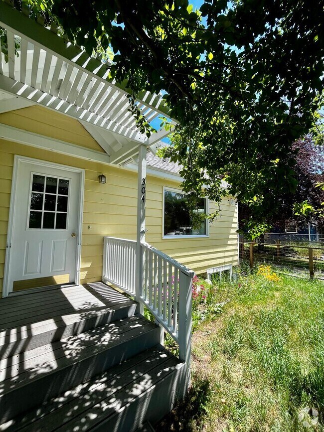 Building Photo - 304 S 12th Ave