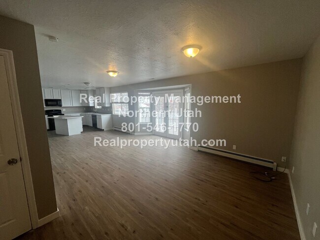 Foto del edificio - 6 Bed 3.5 Bath Rambler Home in Layton Available!