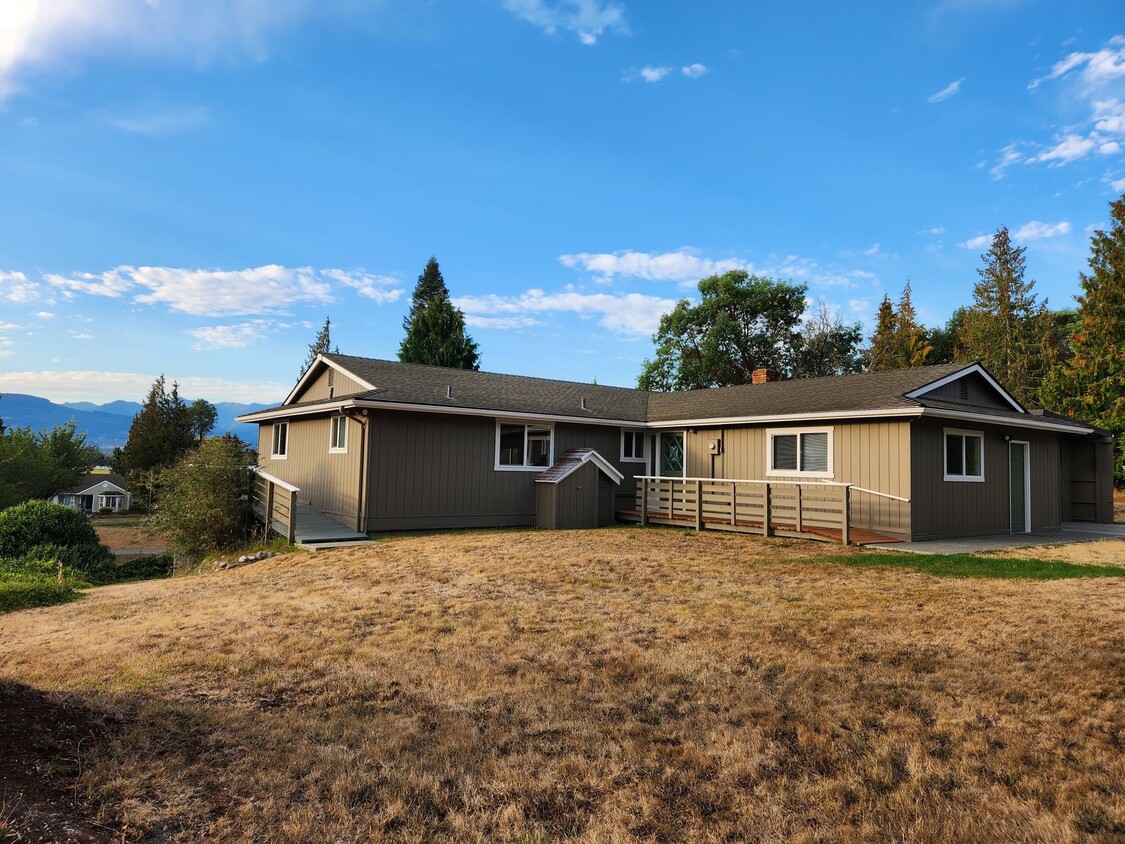 Foto principal - 4 bed 2 bath in Sequim, nice mountain view!