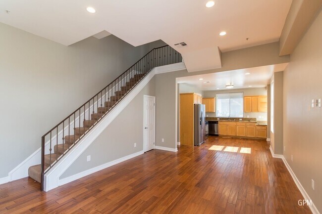 Building Photo - Luxury Town-Home in Prime Location!