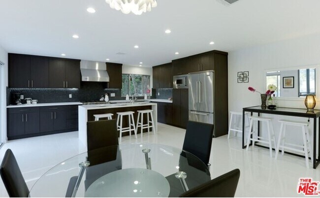 Building Photo - 3624 Avenida Del Sol