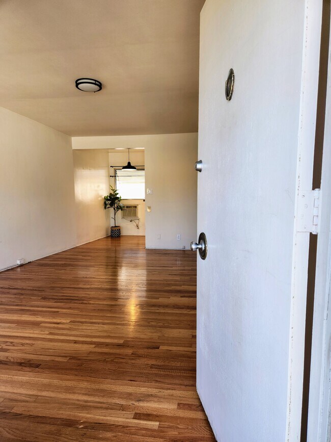Building Photo - 319 N Chevy Chase Dr
