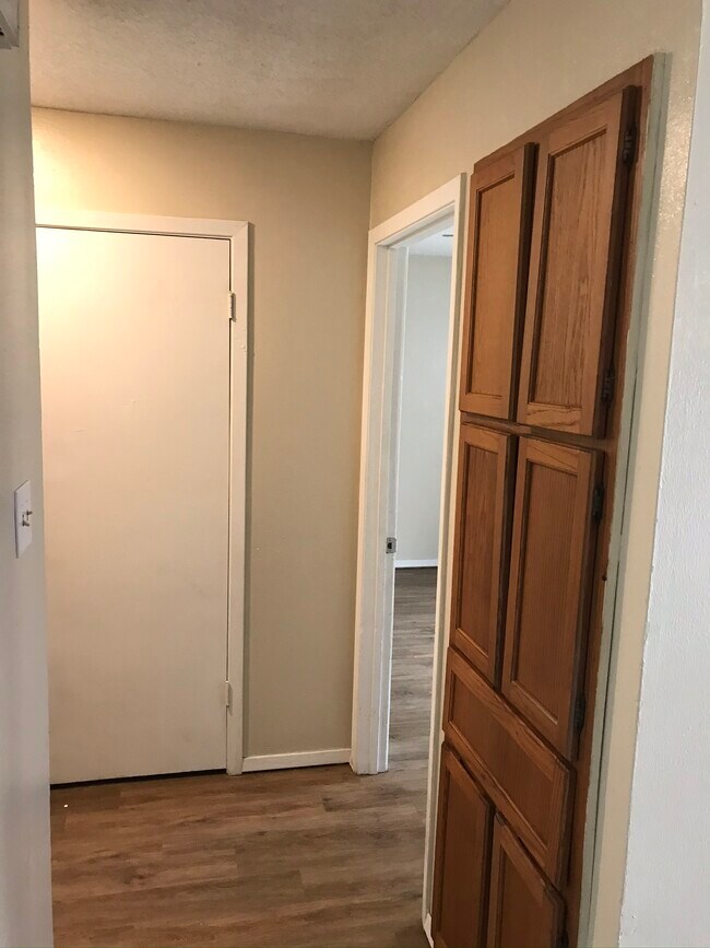 Hall with Storage - 805 Richmond Rd