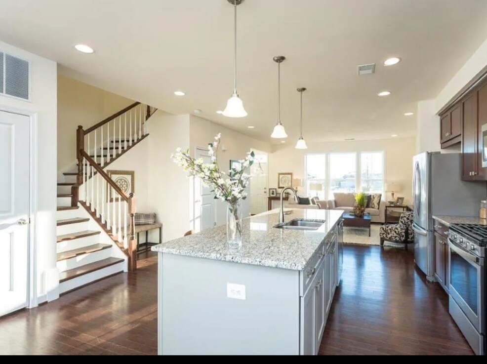 Foto principal - 3323 Battery Park Pl