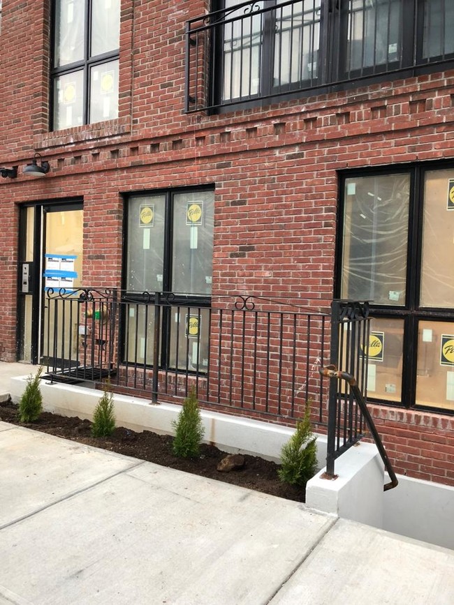 Building Photo - 18A Bleecker St
