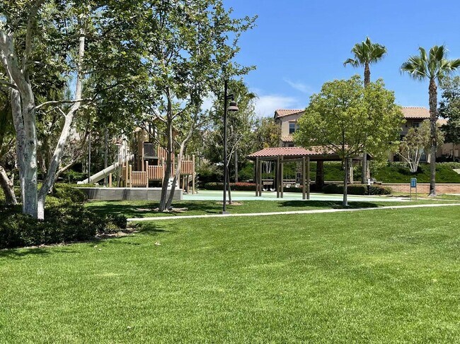 Building Photo - 3 Bedroom home for leasing in Lake Forest