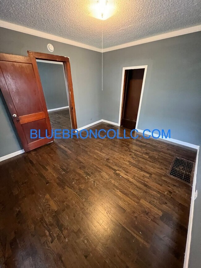Building Photo - Newly remodeled 2 bedroom house, Freshly p...