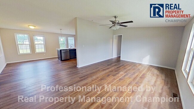 Building Photo - Spacious Home with Huge Fenced Yard
