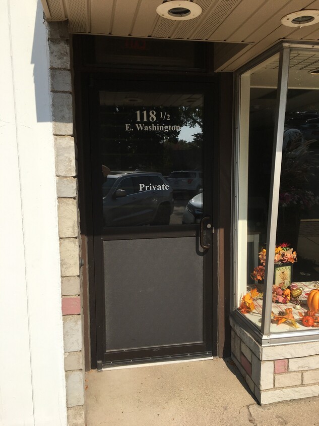 Street Entry - 118 E Washington St