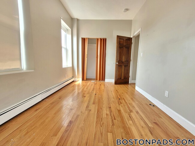 Building Photo - 338 Warren St