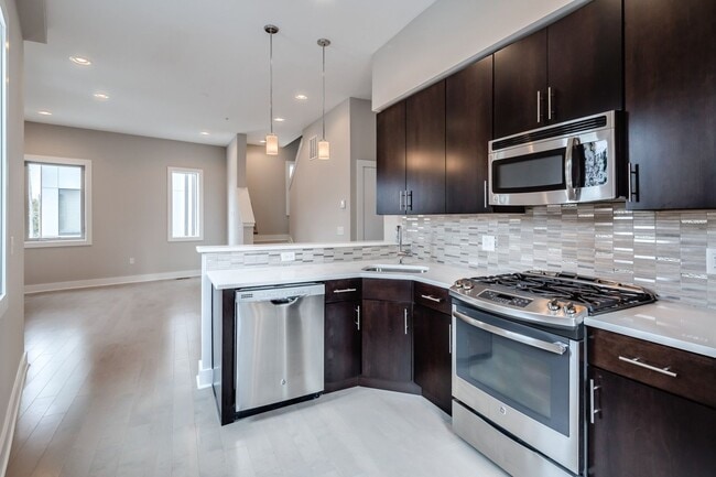 Building Photo - Northern Liberties Townhome with attached Garage