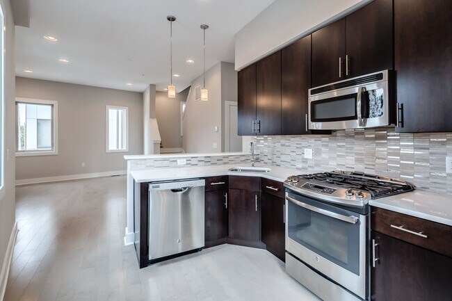Foto del edificio - Northern Liberties Townhome with attached Garage