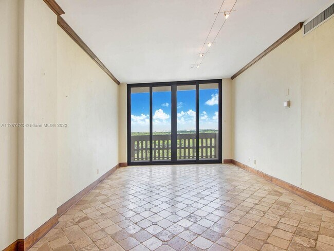 Foto del edificio - 90 Edgewater Dr