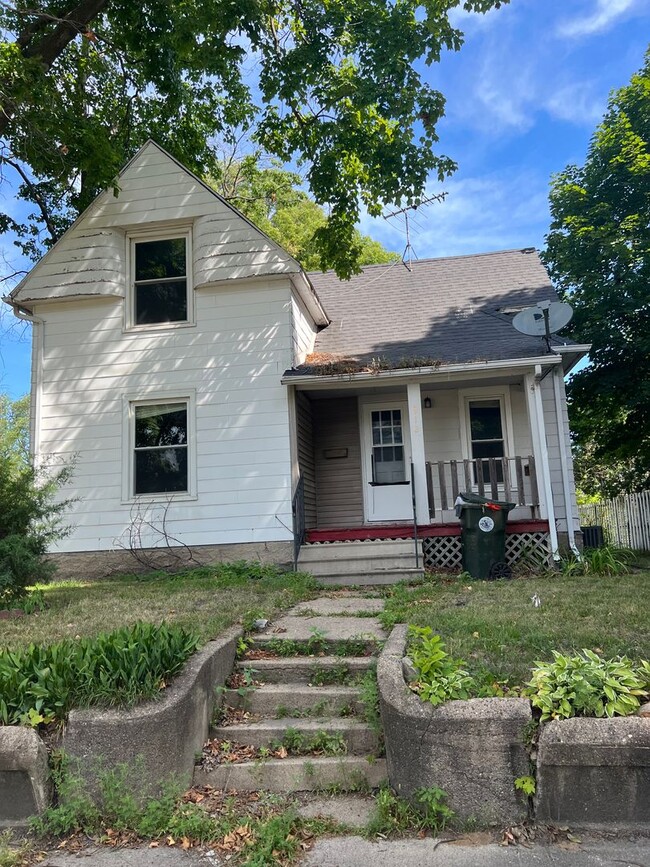 Building Photo - 3 Bedroom home!