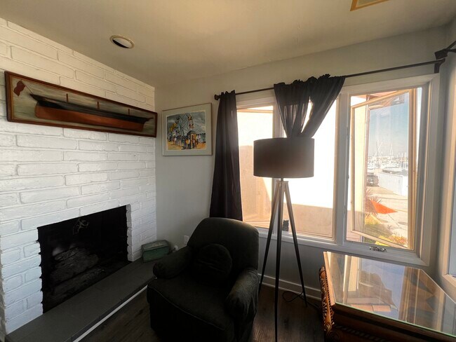 Building Photo - 205 8th St