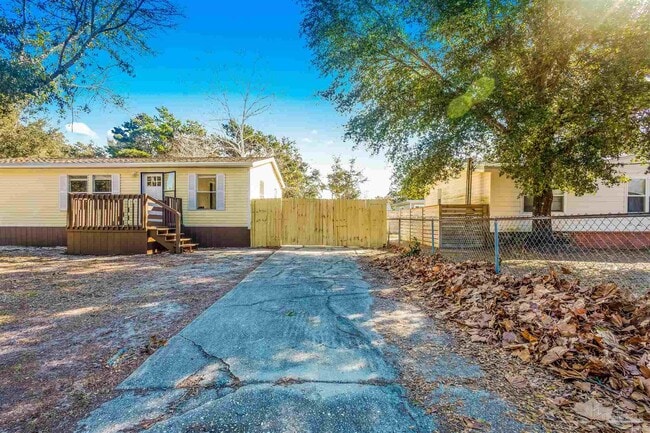 Building Photo - 211 Evergreen Dr