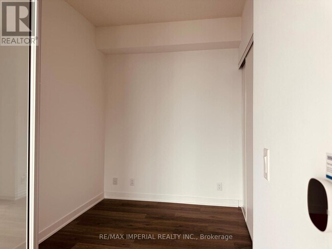 Photo du bâtiment - 180 Front St E