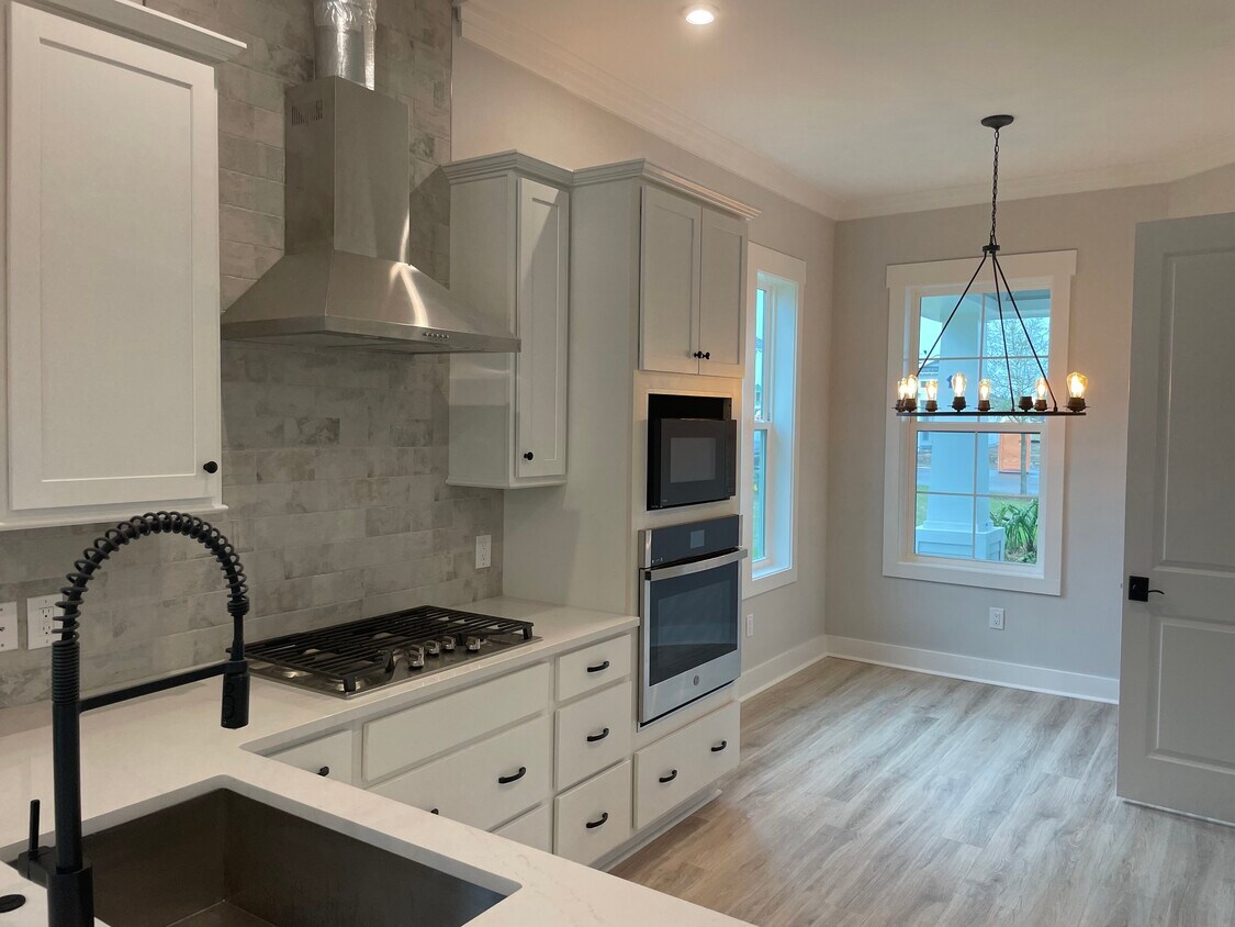 Kitchen with breakfast nook - 134 E Lafayette Rd