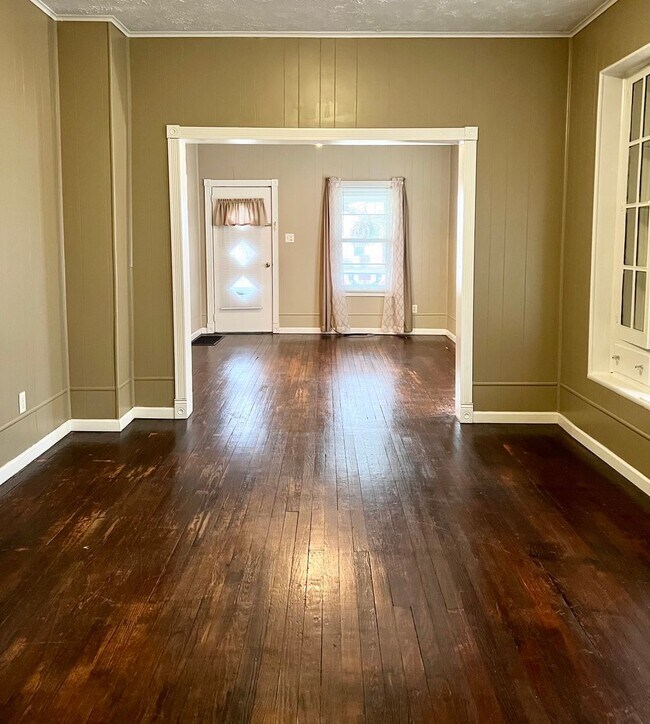 Foto del edificio - Charming 3-Bedroom Home with Garage & Fenced Yard!
