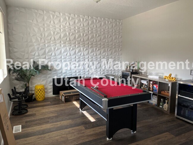 Building Photo - Spacious Home in Saratoga Springs