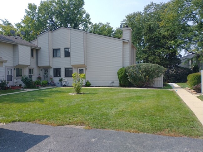 Building Photo - 518 Del Lago Dr