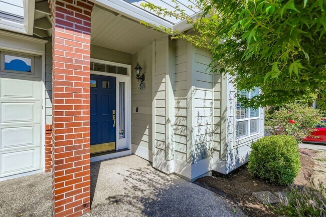 Foto del edificio - Spacious Bethany Home with Attached Garage, Fenced Yard, Washer/Dryer Included