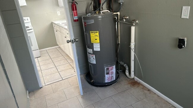 Building Photo - Move-In Ready 4 bedrooms 2 bathrooms prope...