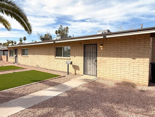 Foto del edificio - 1122 S McClintock Dr