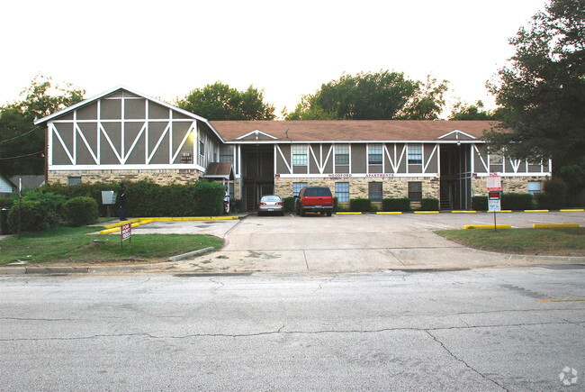 Primary Photo - Jim Qualia 9/27/2007 - Woodford Apartments