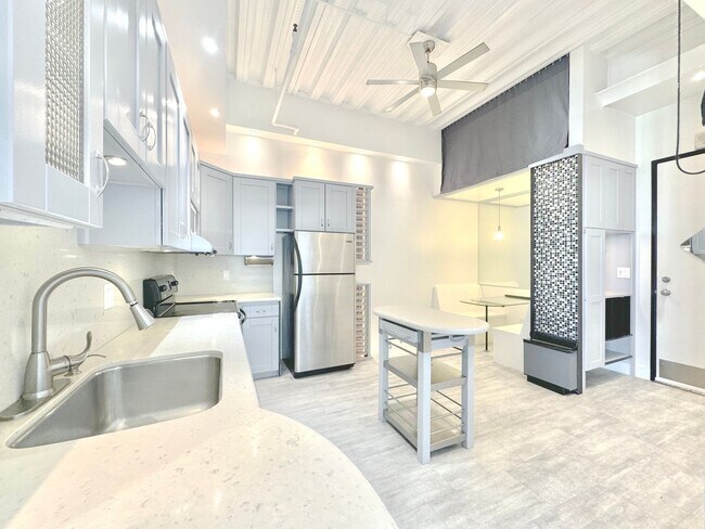 Building Photo - Top floor modern crafted spacious 1 Bed + ...
