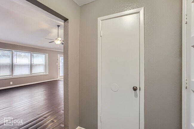 Foto del edificio - 5607 Circlegate Dr