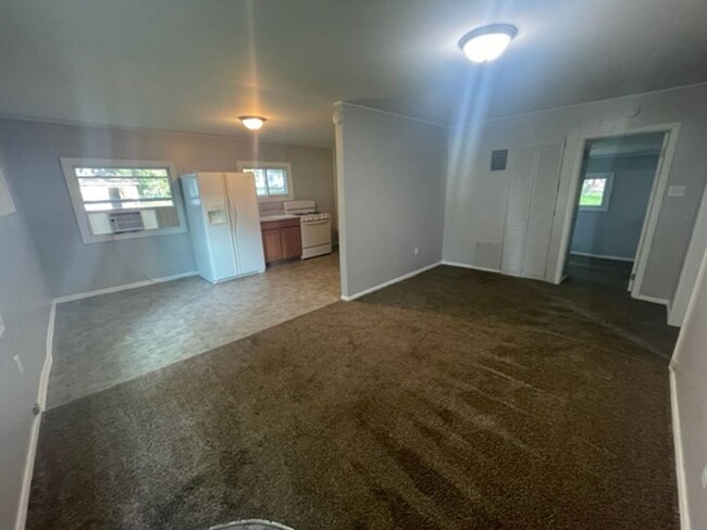 Building Photo - 2 Bedroom House