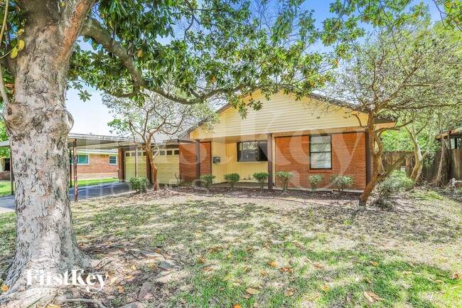 Building Photo - 813 Luella Ave