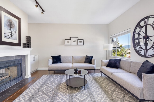 Building Photo - 3522 Dundas St