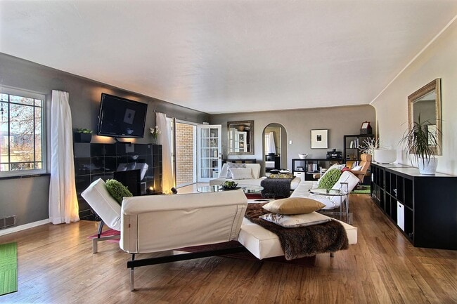 Building Photo - 303 Aliso Dr SE