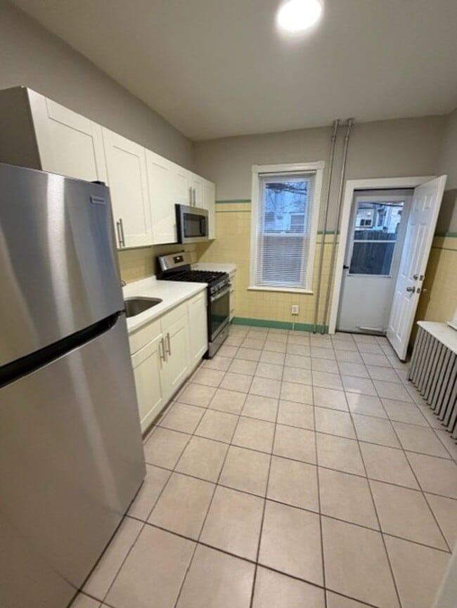 Building Photo - Spacious 3 Bedroom Grays Ferry