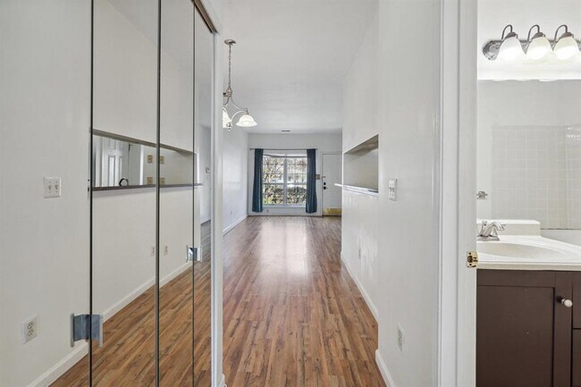 Building Photo - 99 Cottonwood St