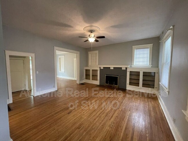 Building Photo - 1301 E Elm St