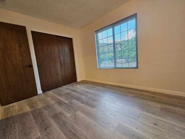 Foto del edificio - On The Lake Rental available now