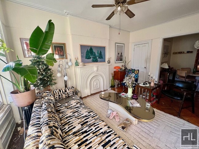 Foto del edificio - 2BR 1BA Sunny Top Floor Sprawling Brownstone On Clinton Hill / Bedstuy Border