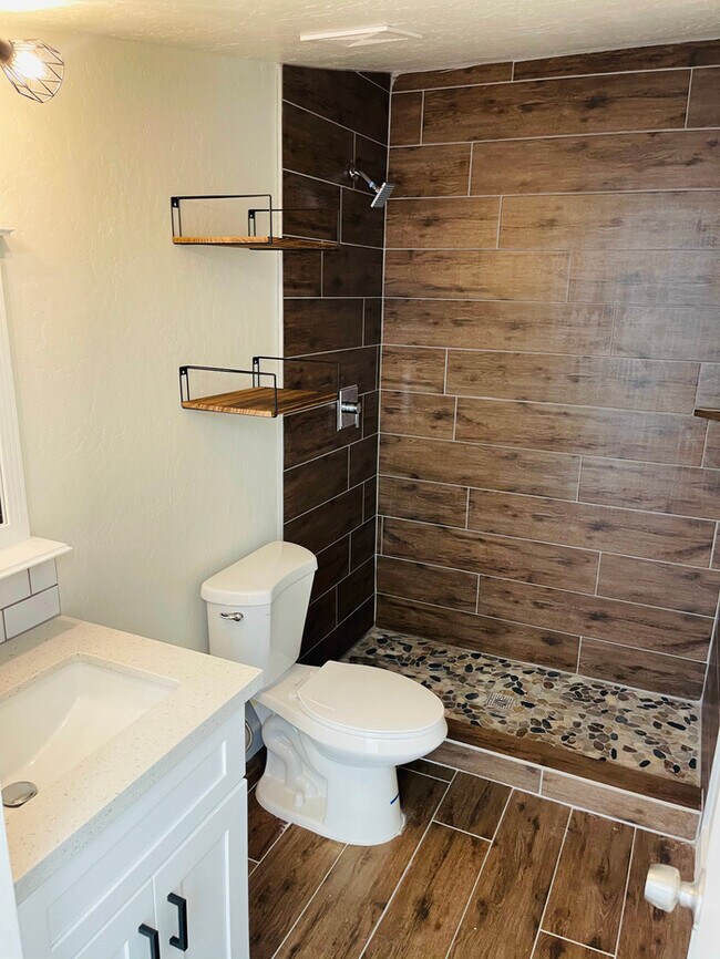 Foto del edificio - 2 bedroom townhome newly renovated ready f...